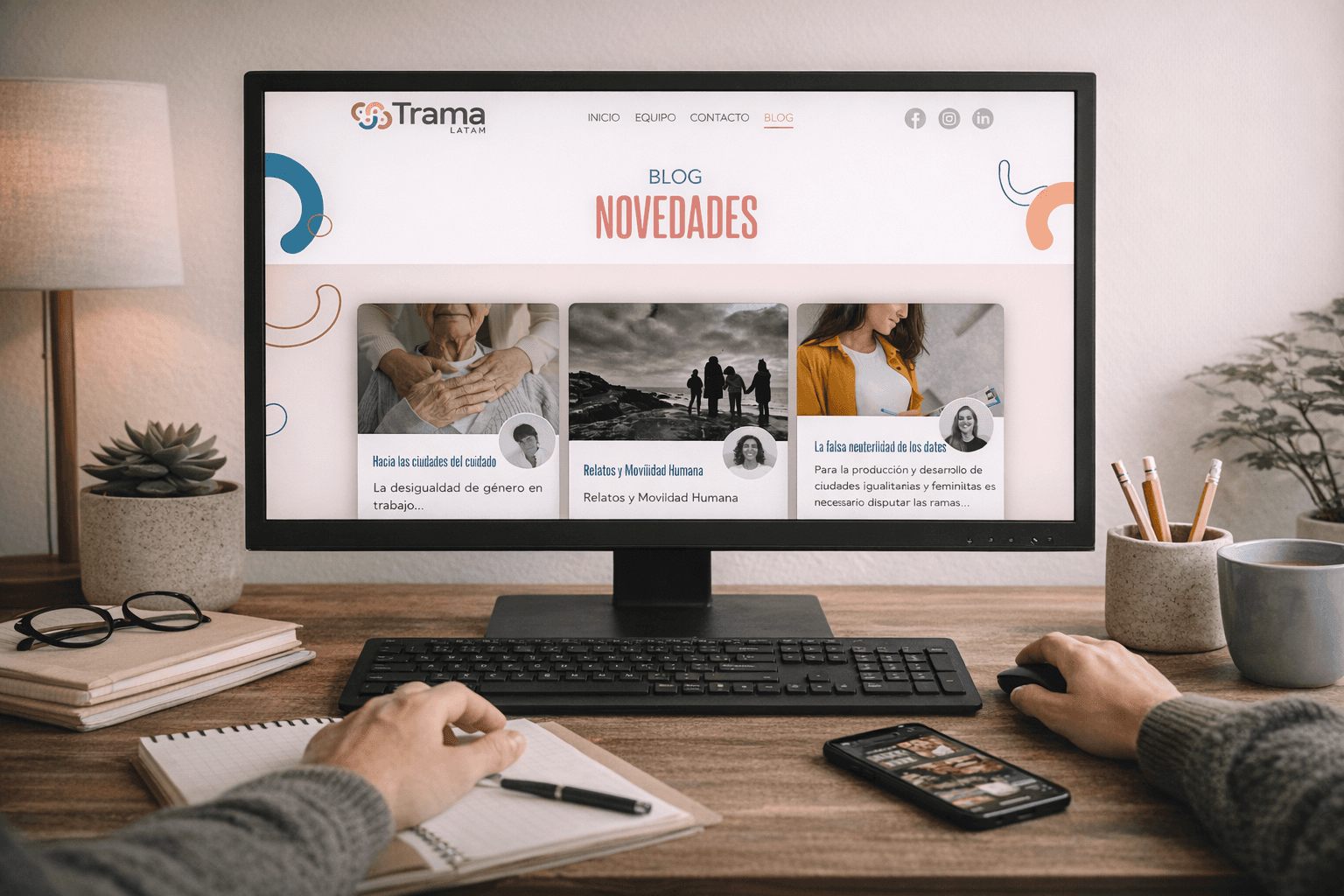 Blog del sitio web de Trama Latam en un monitor de escritorio